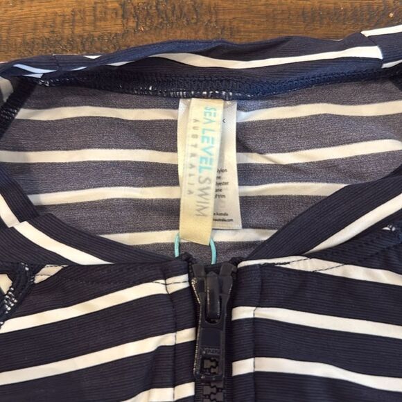 Sea level swim, Australia, 3/4 sleeve rash guard - Picture 2 of 10